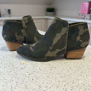 Ladies Blondo Waterproof bootie, Camouflage, Sz 9.5 med. Like New.